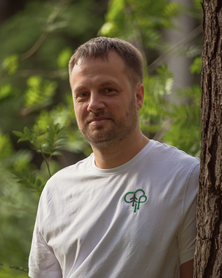 Richard Georgi vor einem Baum im Wald